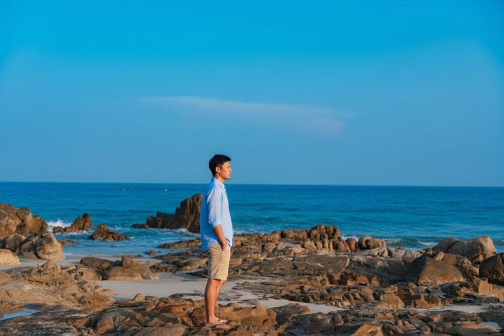 Biển Quan Lạn với vẻ đẹp hoang sơ, trở th&agrave;nh tọa độ check in được nhiều bạn trẻ y&ecirc;u th&iacute;ch